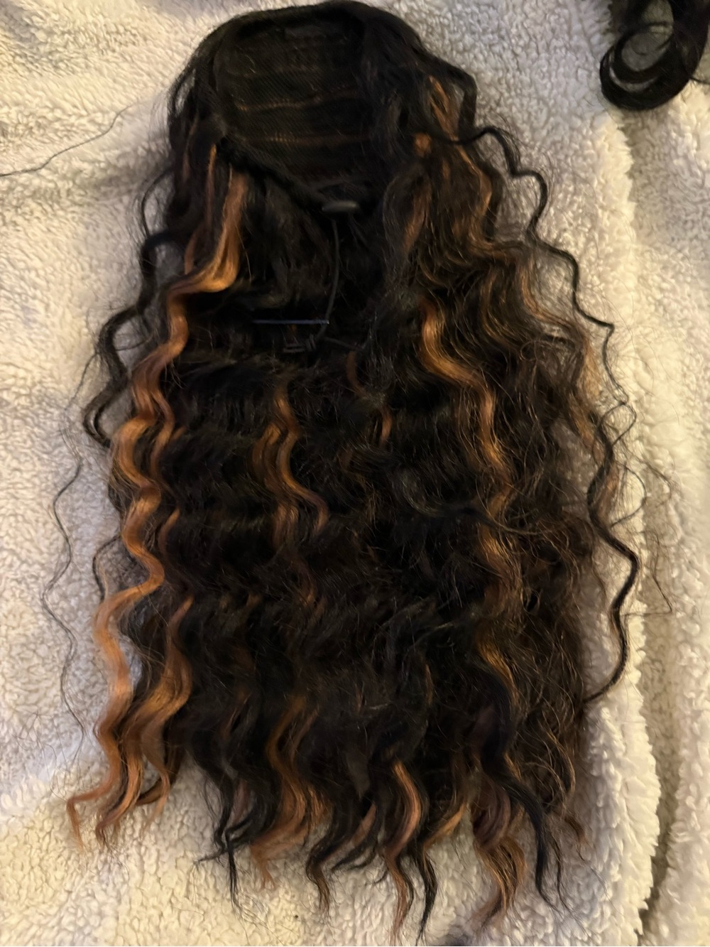 Wavy Clip-In drawstring ponytail - Black with Honey Highlights